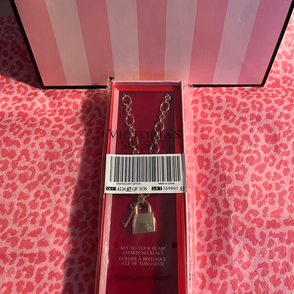 PINK / Victoria’s Secret Key To Your Heart Charm Necklace 
***NEW**** - Picture 2 of 2